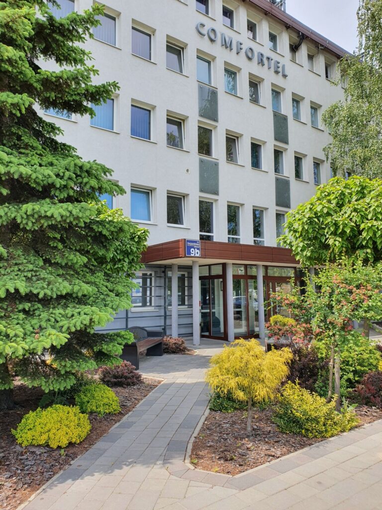 Zdjęcie przedstawia budynek w którym mieści się siedziba Spółki Comfortel