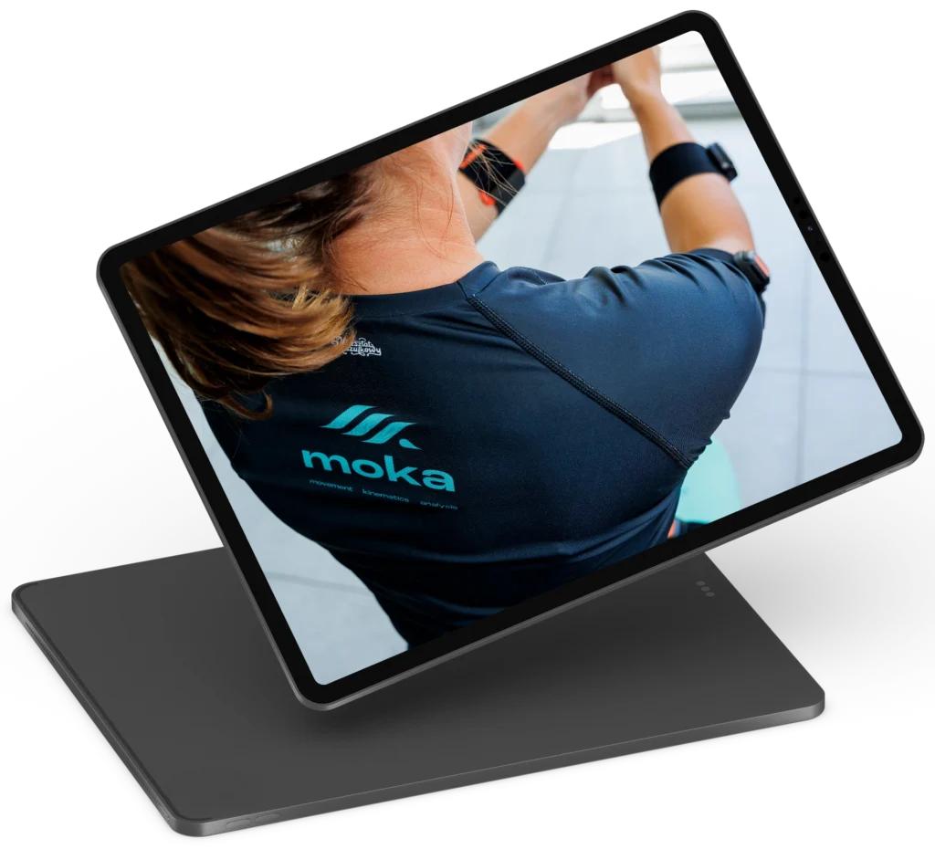 Grafika z tabletem przedstawiającym na ekranie koszulkę z logo moka
